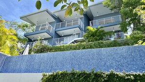 Un edificio a più piani con balconi e una parete rivestita di piastrelle blu.
