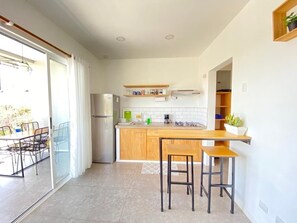 Een koelkast, een kookplaat, een koffiezetapparaat/waterkoker