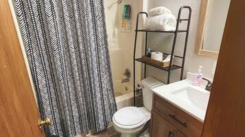 Kombination af bruser/badekar, hårtørrer, håndklæder, Sæbe