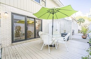 Outdoor dining - Steps to the ๐ (Myrtle Beach)