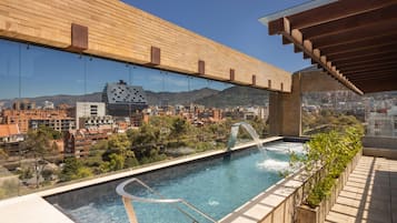Alberca al aire libre y alberca climatizada