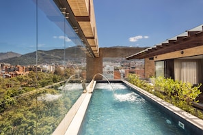 Outdoor pool, a heated pool - Apartment best location in Parque el Virrey (Bogotá)