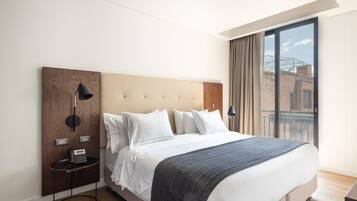 1 habitación, tabla de planchar con plancha y cuna de viaje