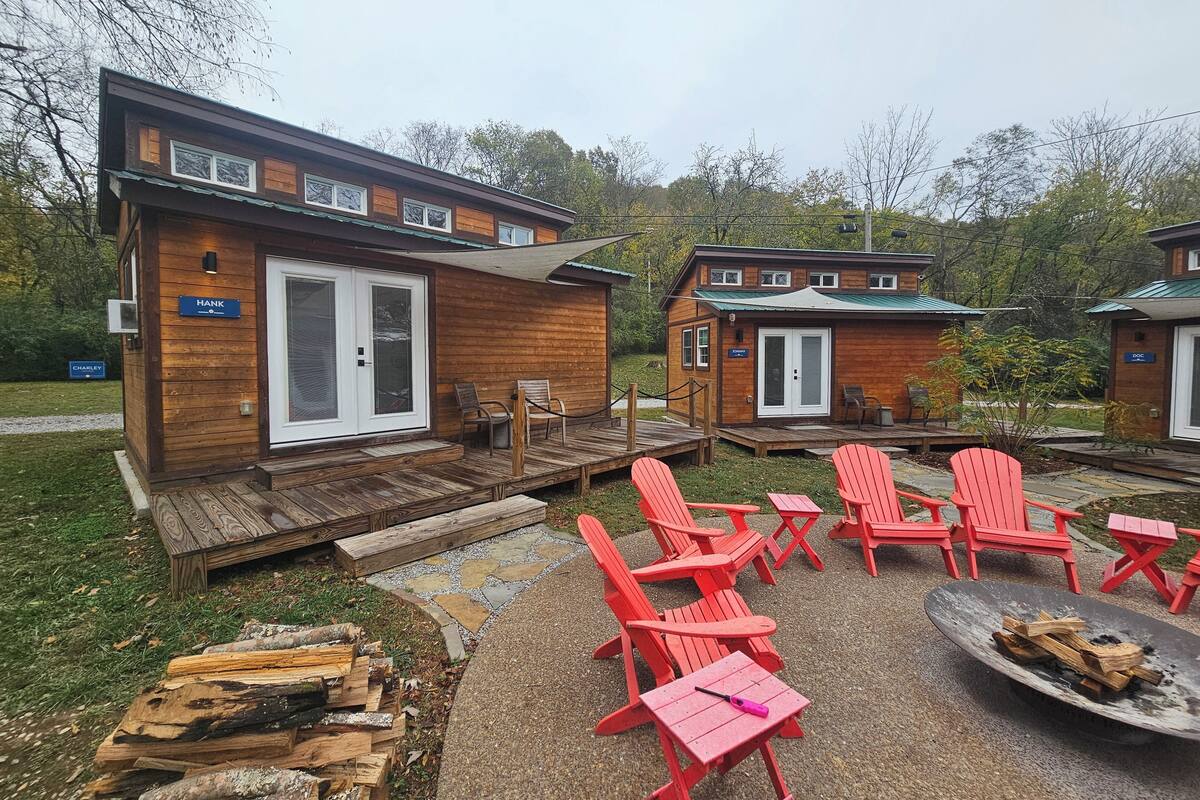A cabin with a deck and outdoor seating area.