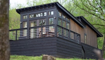 Luxury Lake House, 1BR | Free WiFi, bed sheets