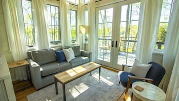 Luxury Lake House, 1BR | Living area