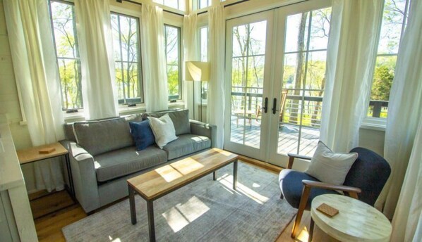Luxury Lake House, 1BR | Living area