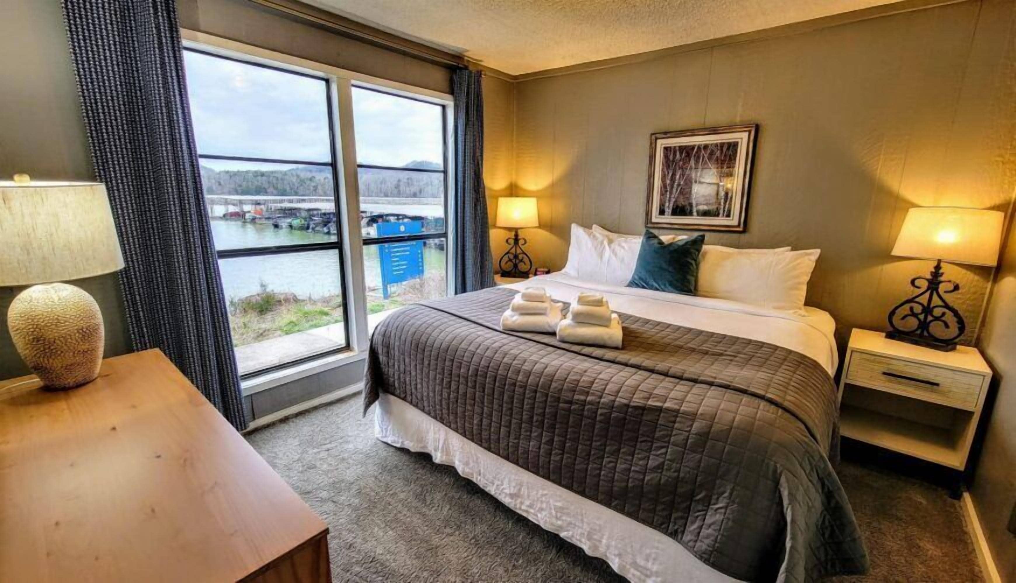 Familiehytte, 2 soverom, ved innsjø | Wi-fi (inkludert) og sengetøy