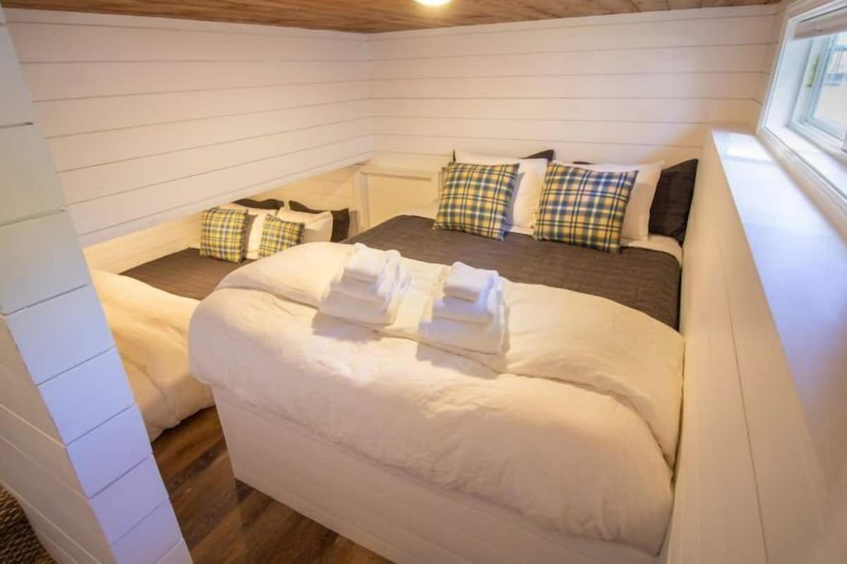 Floating Harbor Cottage, 2BR | 1 bedroom, free WiFi, bed sheets