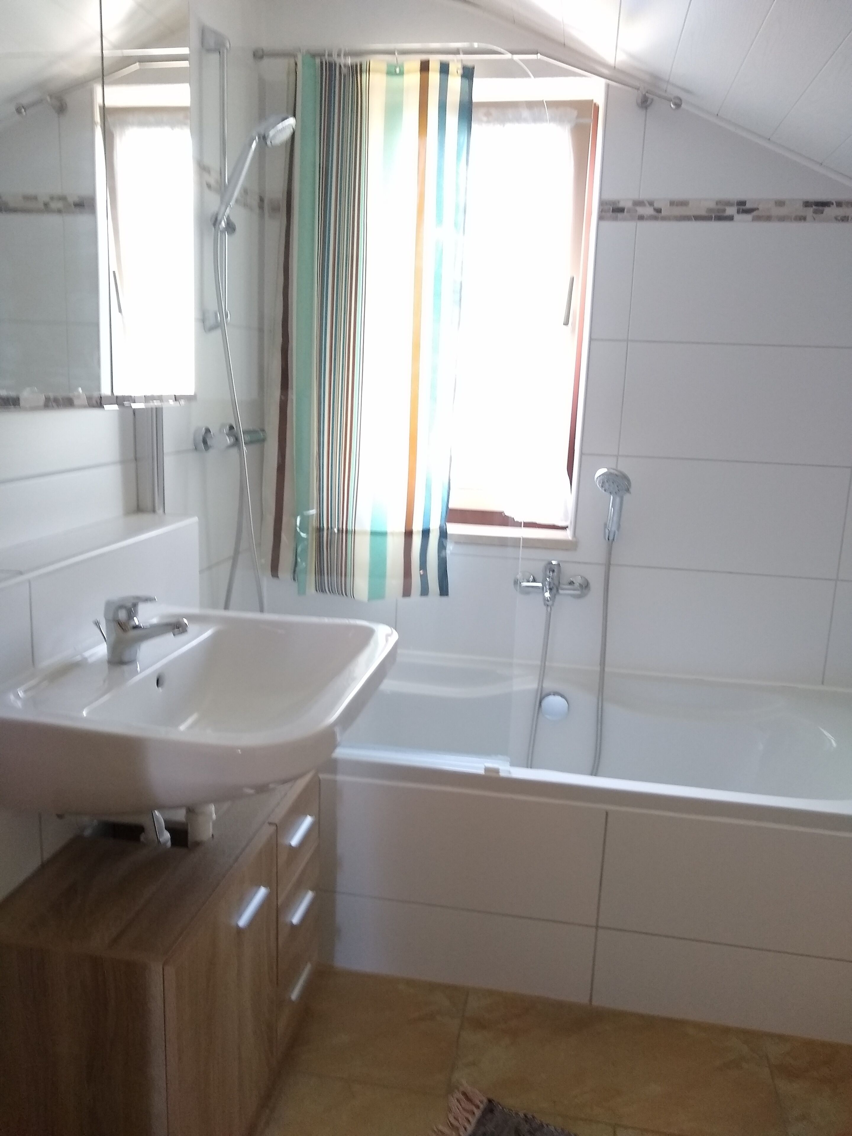 Ensemble douche/baignoire, sèche-cheveux, serviettes fournies