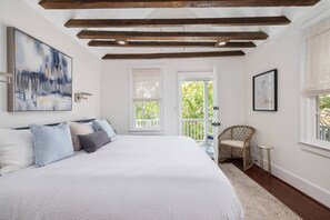 3 soverom, skrivebord, strykejern/-brett og reiseseng for barn