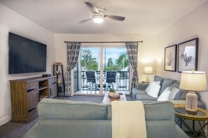 TV, tavolo da ping pong, libri