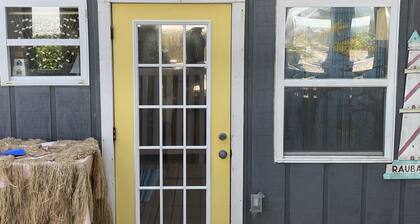 COZY COTTAGE ON PRIVATE BEACH *CLEARWATER/BELLEAIR BEACH