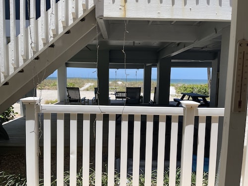 COZY COTTAGE ON PRIVATE BEACH *CLEARWATER/BELLEAIR BEACH