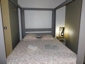 Bureau, fer et planche à repasser, lit parapluie, Wi-Fi