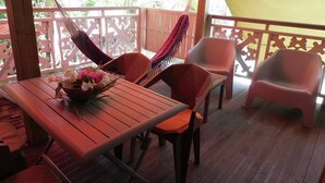 Outdoor dining - SOUS LES COCOTIERS STUDIO 2 CLIMATISE (Sainte-Rose)