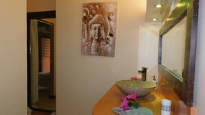 A bathroom with a large stone basin, a towel, and a cup on a wooden counter. - SOUS LES COCOTIERS STUDIO 2 CLIMATISE (Sainte-Rose)