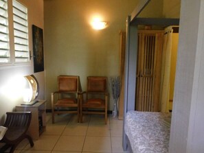 Bureau, fer et planche à repasser, lit parapluie, Wi-Fi