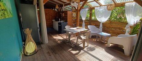 تناول الطعام بالخارج