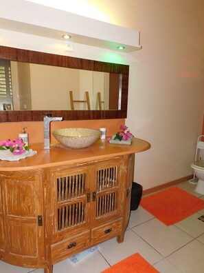 Douche, sèche-cheveux, serviettes fournies