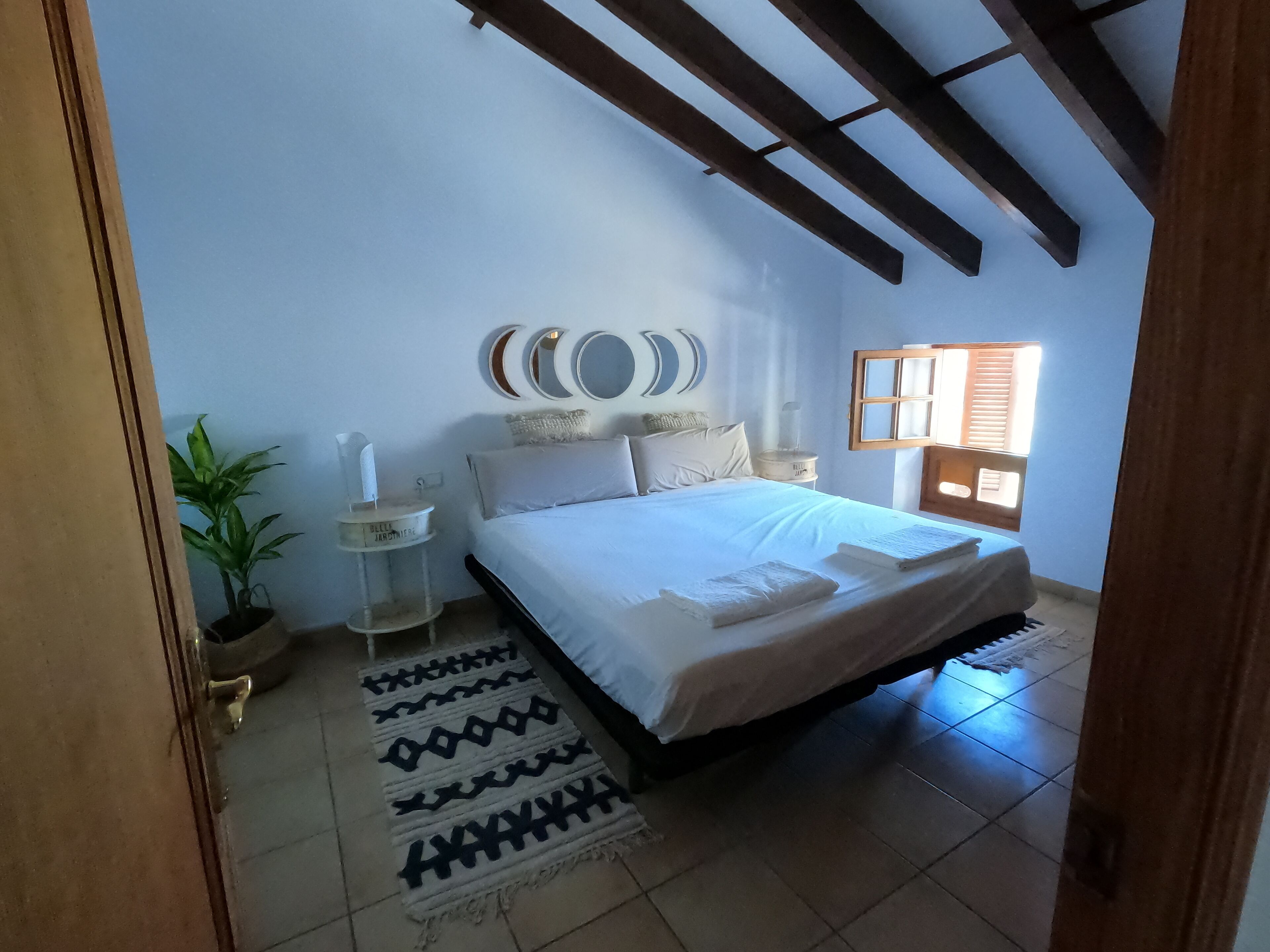 5 chambres, coffres-forts dans les chambres, lit parapluie