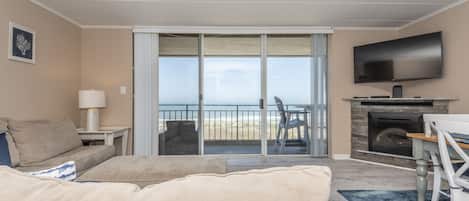 TV connectée, cheminée, lecteur de DVD, livres