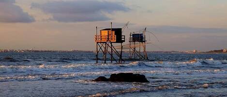Ubicación cercana a la playa y tumbonas