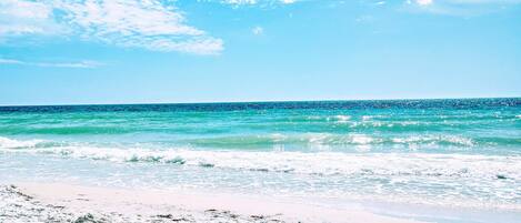 Perto da praia, espreguiçadeiras, toalhas de praia