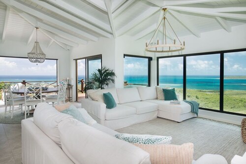 Breathtaking Ocean Views<
Tropical Luxury Oasis