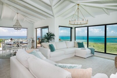 Breathtaking Ocean Views<
Tropical Luxury Oasis