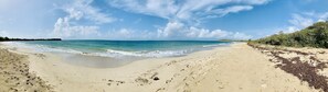 Plage à proximité, chaises longues, serviettes de plage