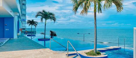 Utomhuspool och uppvärmd pool