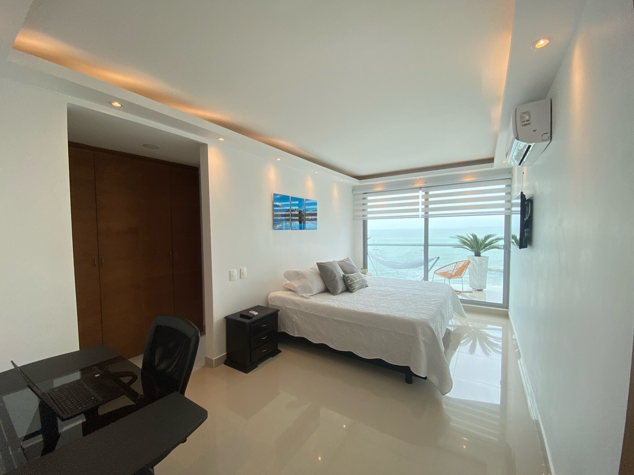 2 habitaciones, caja de seguridad en la habitación y escritorio 