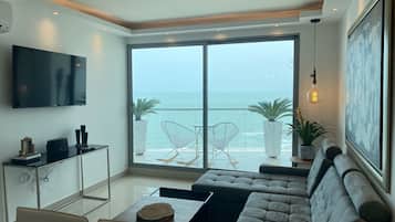 Smart TV, tenis de mesa, libros y estéreo