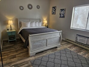 3 bedrooms, iron/ironing board, travel crib, WiFi - Newly Remodeled 3 bdrm Close to it All!! (Laconia)