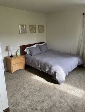 3 bedrooms, free WiFi, bed sheets - Newly remodeled, family-style home by the lake (Entriken)