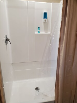 シャワー、タオル、石鹸、トイレットペーパー