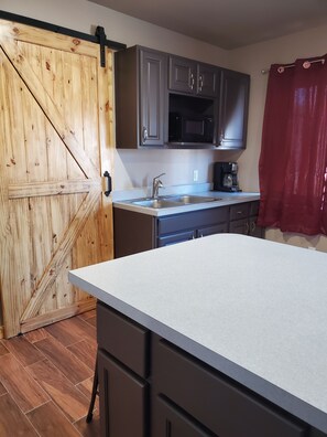 Fridge, microwave, oven, stovetop - Missouri River Get Away For Your Fishing, Hunting and Family Adventures (Chamberlain)