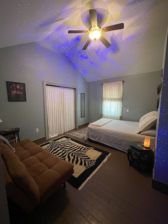 1 bedroom, desk, iron/ironing board, free WiFi. Full, private, artsy, cozy, creek-side home!