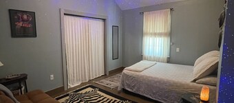 Full, private, artsy, cozy, creek-side home!