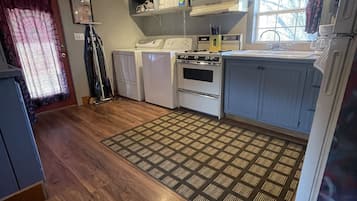 雪櫃、微波爐、焗爐、爐具