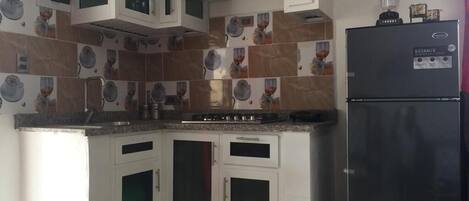 Réfrigérateur, micro-ondes, plaque de cuisson, cafetière/bouilloire