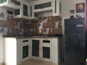 Réfrigérateur, micro-ondes, plaque de cuisson, cafetière/bouilloire