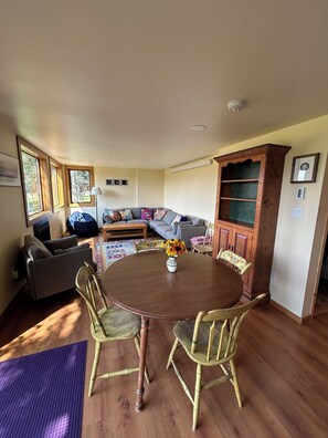 Smart TV, books, offices