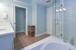 Hair dryer, towels, soap, shampoo - Beautiful 14th Floor 3BR Condo at Destin's Silver Beach Towers (Destin)