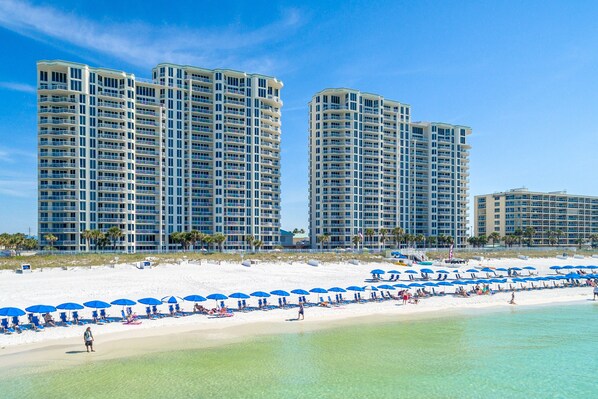 En la playa y camastros