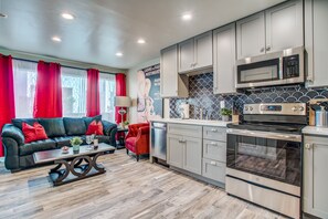 Een koelkast, een magnetron, een oven, een kookplaat