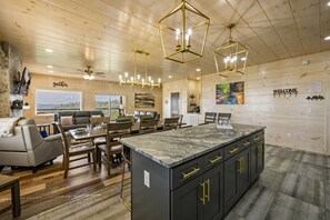 Interior - Movie room, game room, hot tub, AMAZING VIEWS! 8 min easy drive to downtown (Gatlinburg)