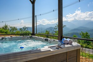 Outdoor spa tub - Movie room, game room, hot tub, AMAZING VIEWS! 8 min easy drive to downtown (Gatlinburg)