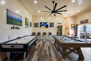 Games room - Movie room, game room, hot tub, AMAZING VIEWS! 8 min easy drive to downtown (Gatlinburg)